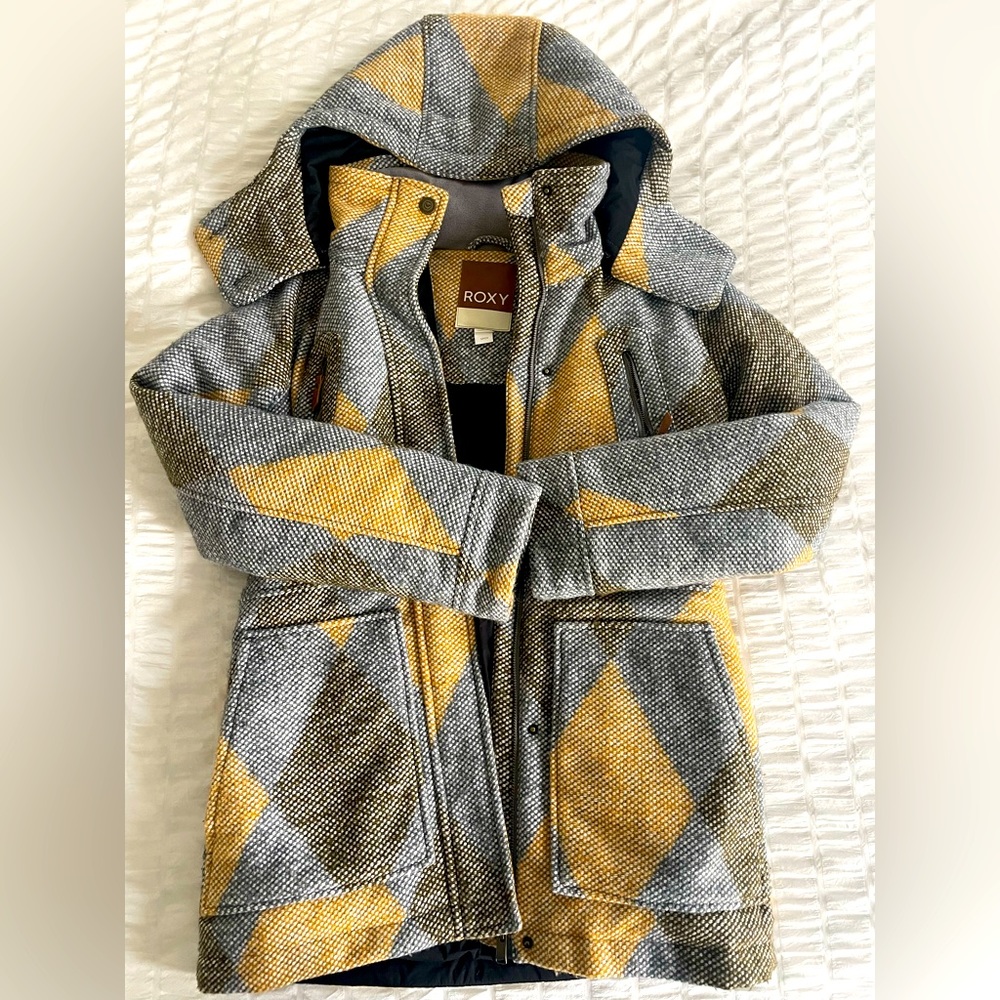 Hood: Removable hood
Pockets: 2 hand-warmer pockets
2 chest pockets